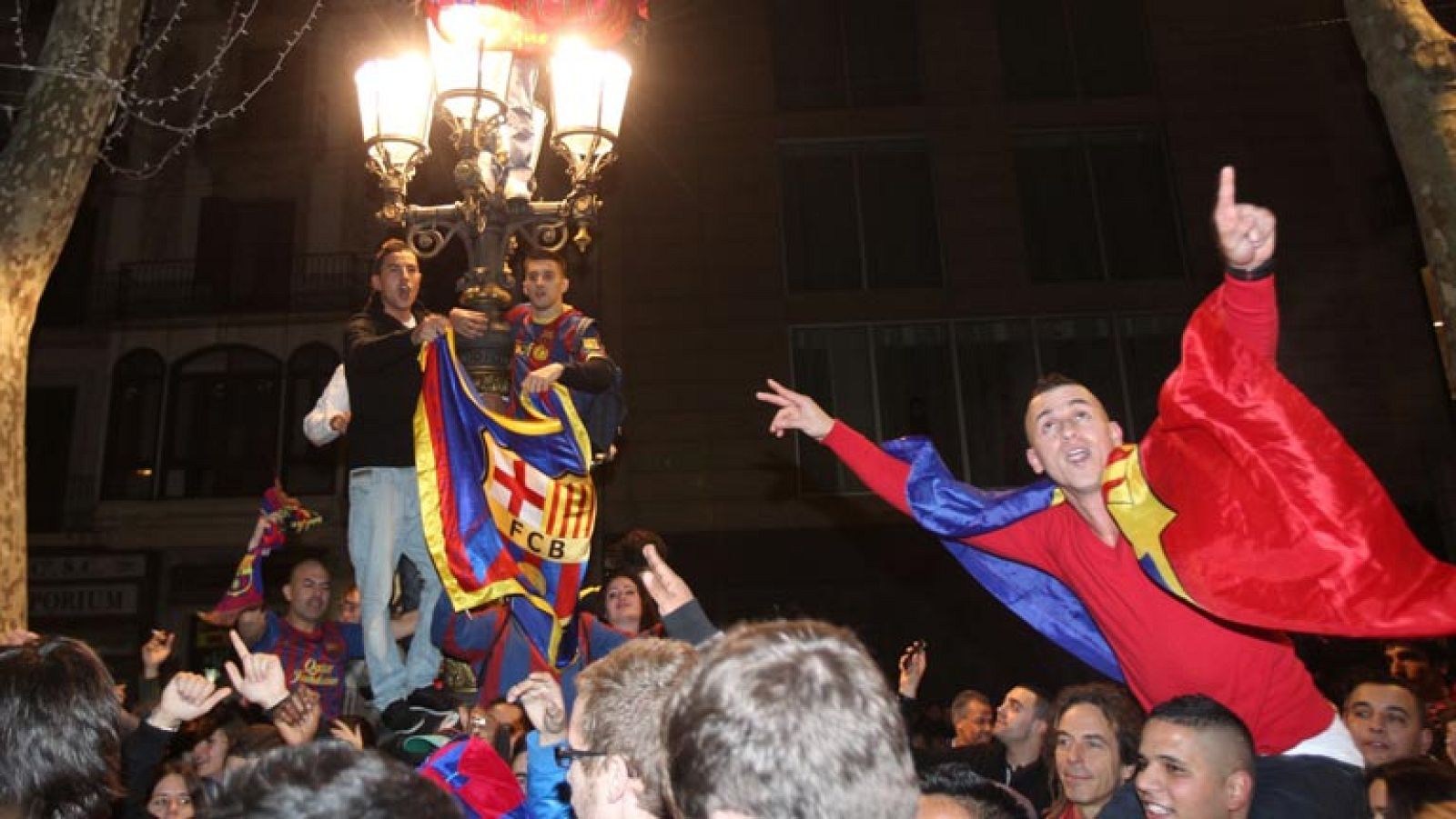 Mientras los jugadores del Barça se subían al avión rumbo a Tokyo, la afición salía a la calle para celebrar la victoria en el Bernabeu. La fuente de Canaletas en Las Ramblas de Barcelona volvió a ser escenario de la fiesta azulgrana. Pero tambien el