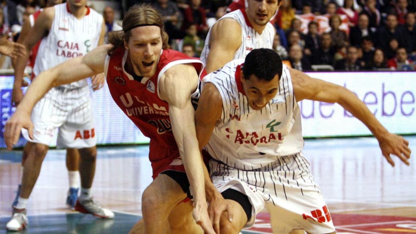 Un soberbio Pablo Prigioni, autor de 27 puntos y 33 de valoración, guió al Caja Laboral a la victoria contra el UCAM Murcia por 67-75