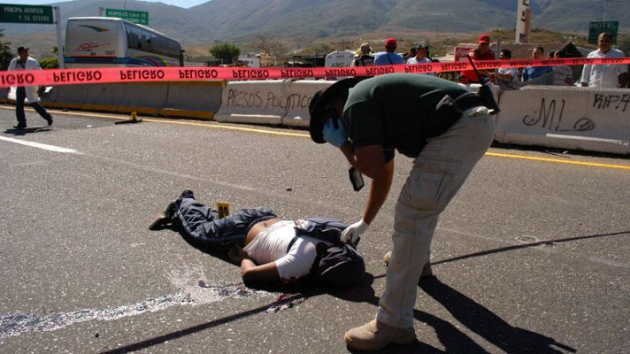Telediario 1 - Un enfrentamiento entre policías y estudiantes en sur de México deja dos muertos