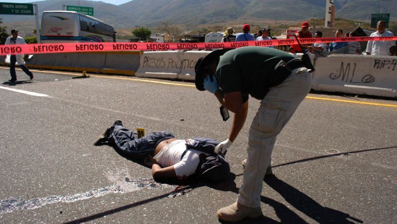 Un enfrentamiento entre policías y estudiantes en sur de México deja dos muertos