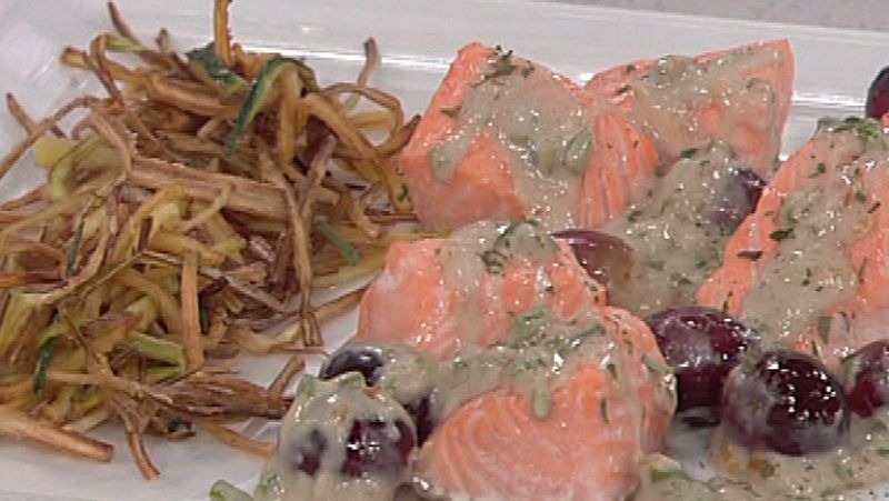 Salmón al cabrales con uvas