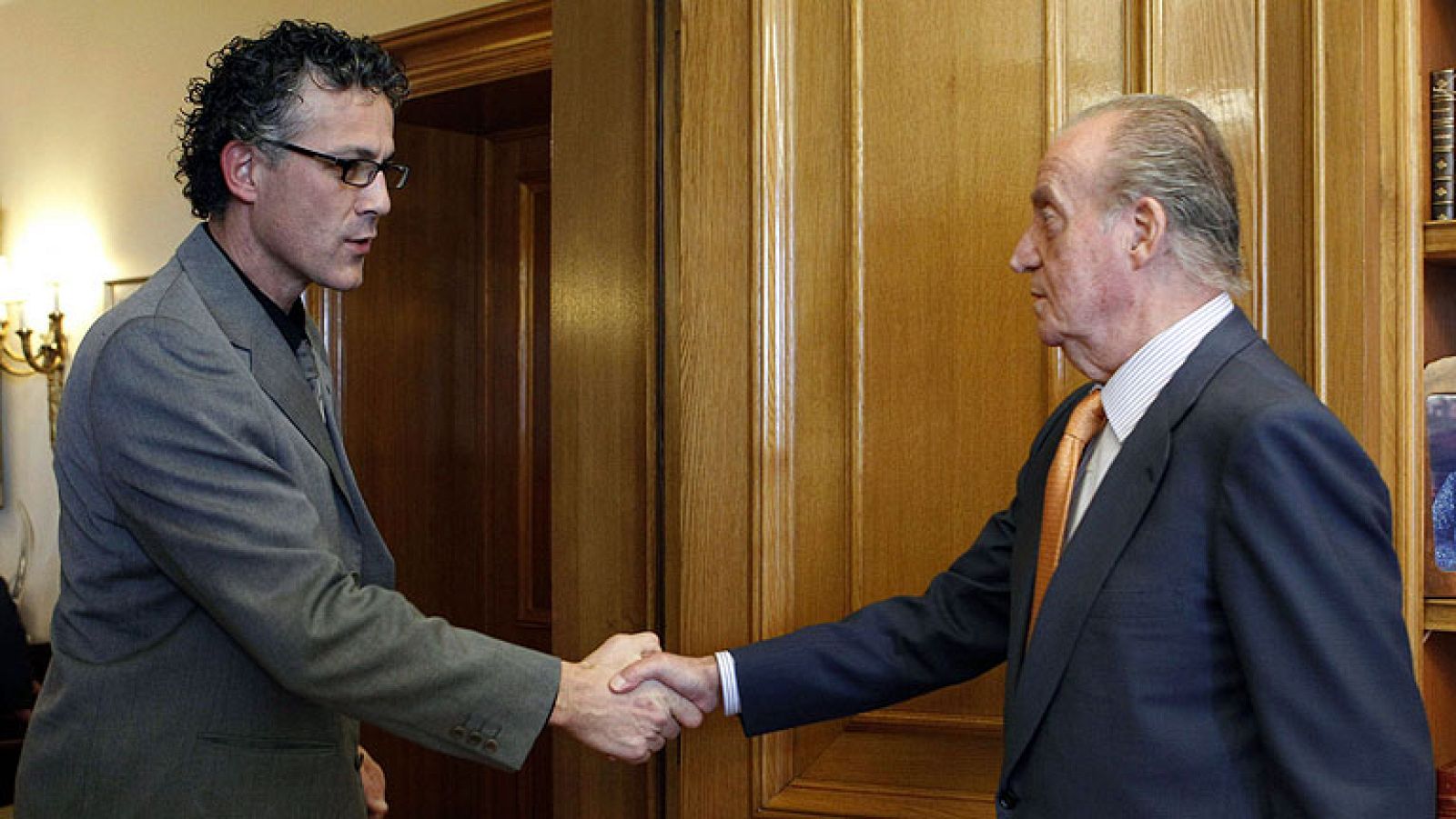 El portavoz de Amaiur acapara la atención en su consulta con el rey