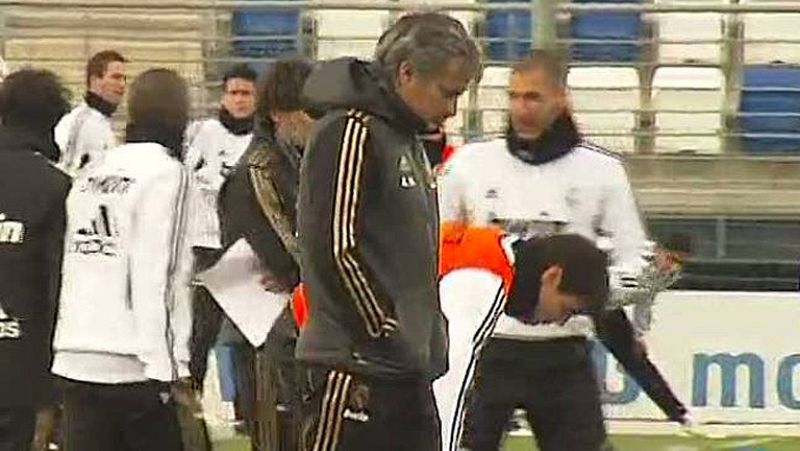 El Real Madrid apura 2011 en busca de la corona de campeón invernal de Liga, mientras que en Valencia presumen de trabajo duro en un nuevo vídeo promocional y en Málaga, con Baptista casi recuperado, de tener en sus filas al mejor goleador de la prim