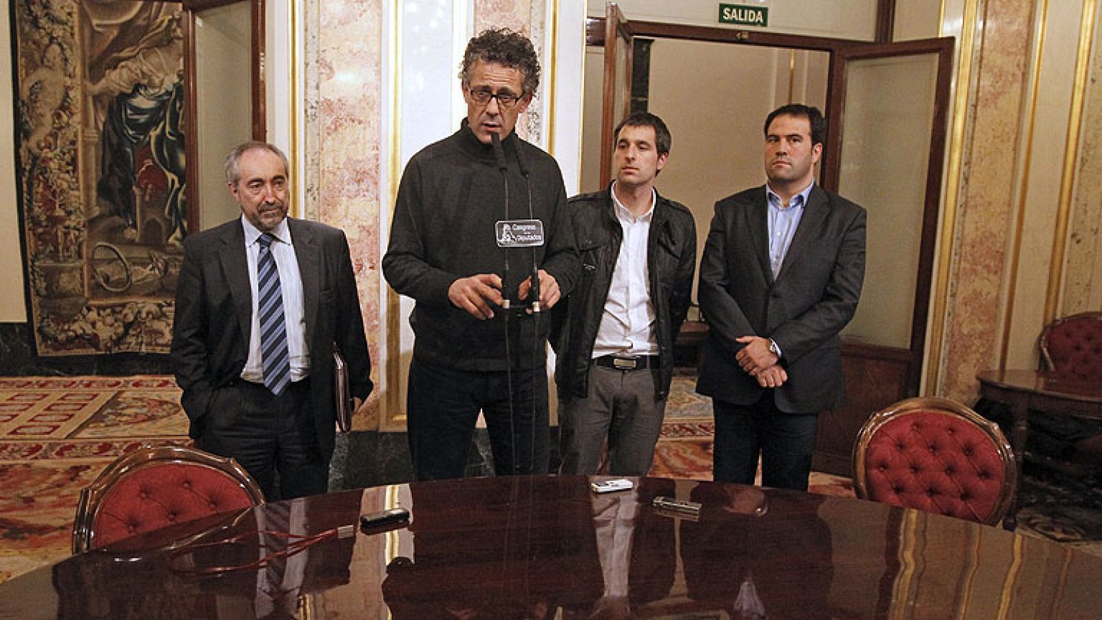 La mesa del congreso decidió anoche que Amaiur no tenga grupo parlamentario propio. La decisión se tomó con los votos del PP -que cree que Amaiur no cumple los requisitos- y la abstención de PSOE y CIU -que consideran poco riguroso el informe jurídi