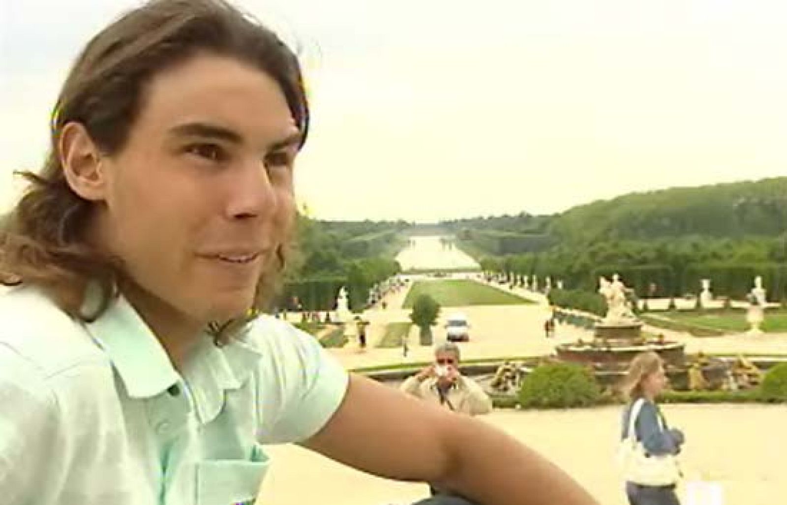 Rafa Nadal aprovecha su segundo día de descanso para visitar el palacio de Versalles en París. Su espectacular torneo le avala antes de su partido con Djokovic en semifinales de Roland Garros.