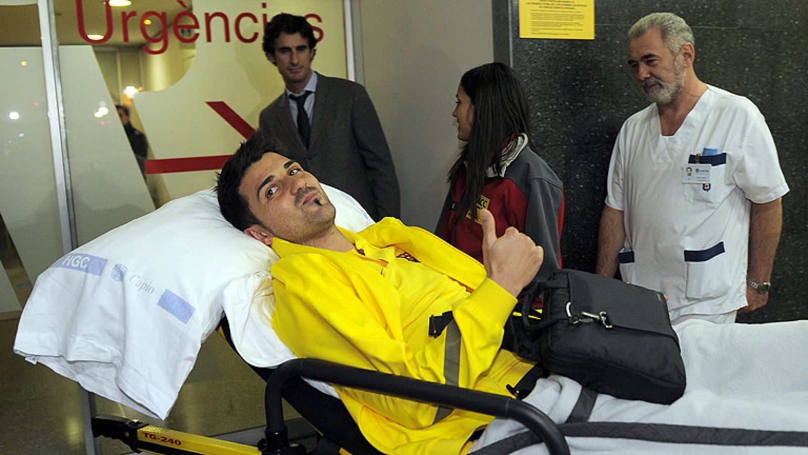 El delantero del Barcelona David Villa ha aterrizado en la Ciudad Condal y ha sido directamente ingresado en la clínica Quirón, donde será operado en las próximas horas.