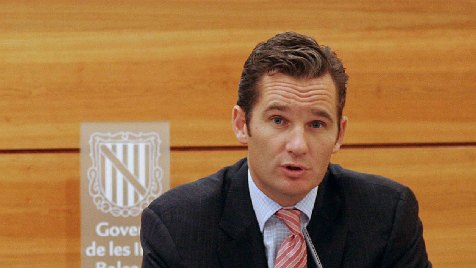 La Casa del Rey aconsejó a Urdangarín que dejara Nóos y cambiara de actividad - Informativo 24h | Ver