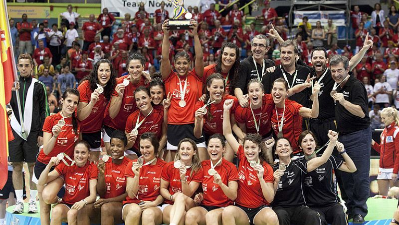 La medalla de bronce conseguida por la selección española de balonmano femenino se ha celebrado como una de oro. Tras perder las semifinales, las jugadoras internacionales se colgaron el primer metal de la historia del balonmano femenino en un mundia