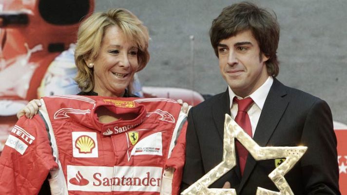 Telediario 1 - Fernando Alonso regala un mono de piloto a Esperanza Aguirre