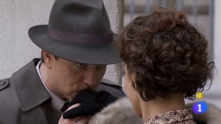 Amar en tiempos revueltos - Héctor galantea a Angélica