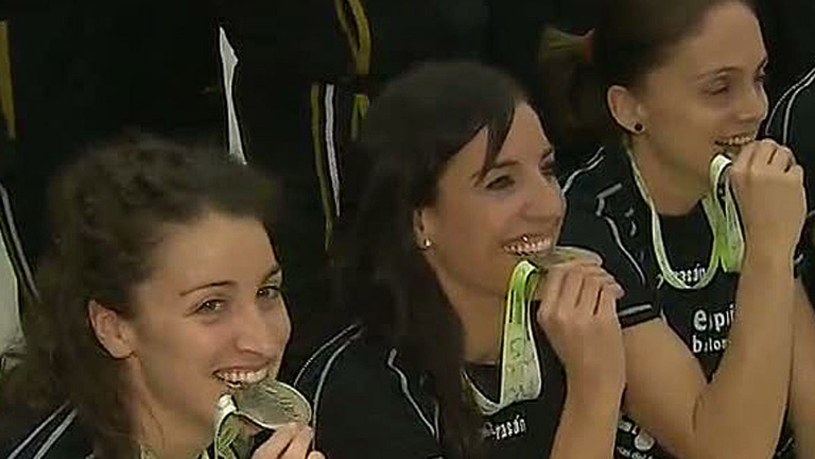 Las chicas del balonmano llegan a Madrid con su bronce | Ver