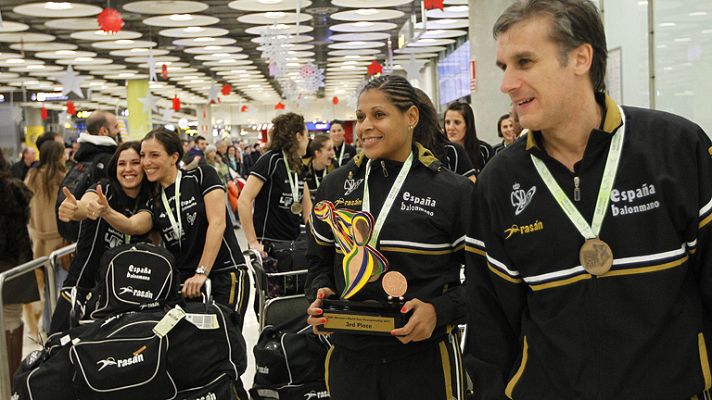 Telediario 1 - El retorno de las chicas del bronce