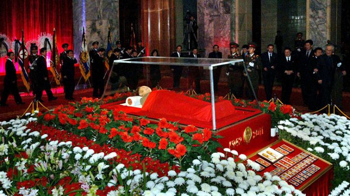 Telediario 1 - Los norcoreanos podrán rendir homenaje al cadáver de Kim Jong-il a partir de hoy