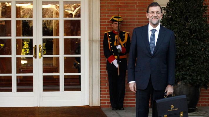 Informativo 24h - Mariano Rajoy llega solo y a pie al Palacio de La Moncloa, ante cientos de periodistas