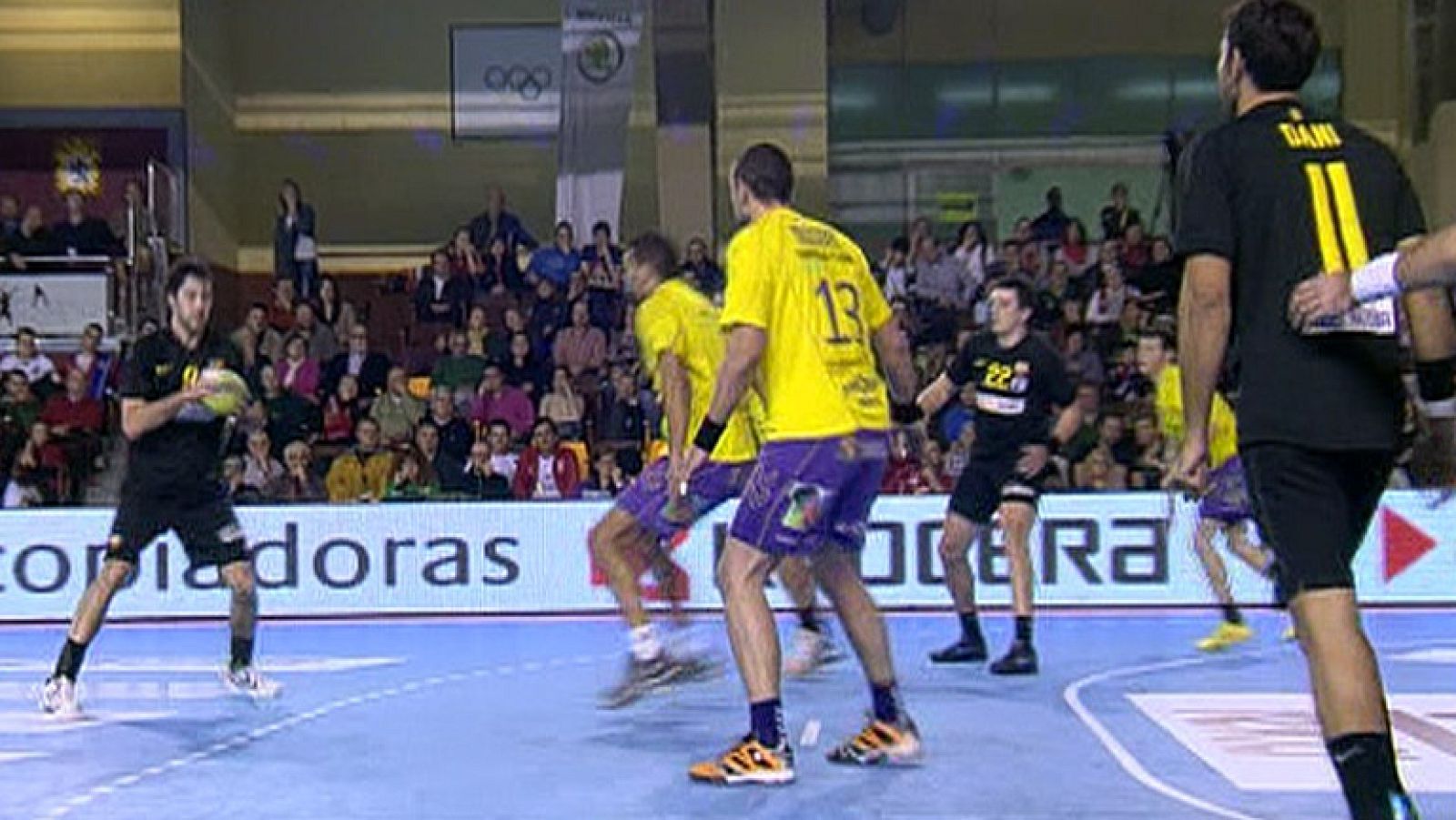 El Barcelona Intersport se ha convertido en el primer finalista de la Copa Asobal al derrotar al Cuatro Rayas Valladolid por 32-26 con una gran actuación de Raúl Entrerríos, que ha anotado siete goles.