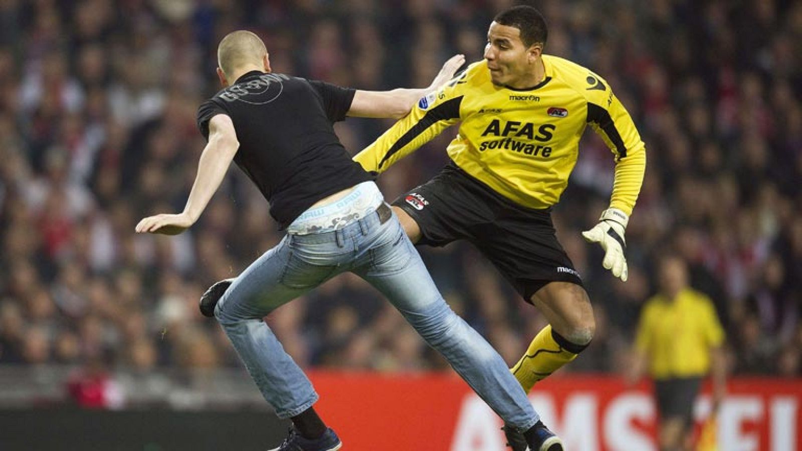 El meta del AZ Alkmaar agredió a un aficionado que saltó al campo, motivo por el que fue expulsado. Su técnico, en señal de protesta, ordenó al equipo abandonar el campo y el partido fue suspendido