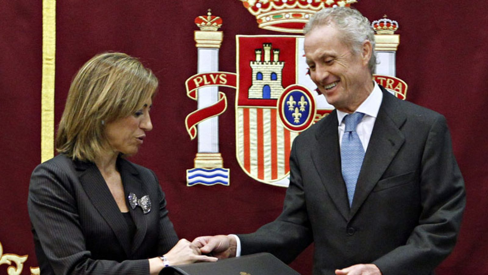 Pedro Morenés recoge su cartera de ministro de Defensa de manos de Chacón | Ver