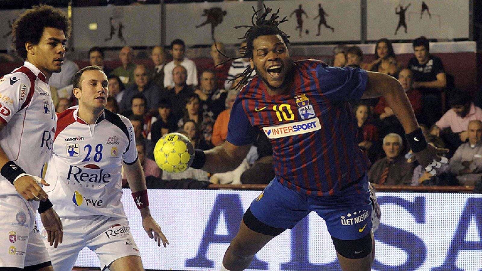 El FC Barcelona se proclamó campeón de la Copa Asobal tras derrotar por 28-27 al Reale Ademar de León, que dispuso hasta de dos opciones para haber forzado una prórroga que quizá mereció por su enorme trabajo ante un equipo azulgrana que siempre domi
