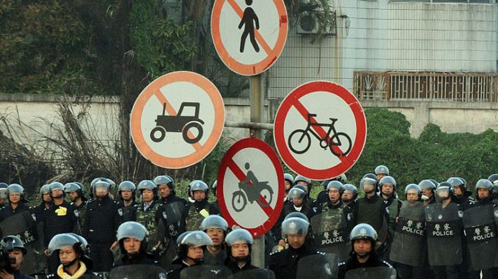 Telediario 1 - La Policía china disuelve las protestas contra una planta eléctrica en el sur del país