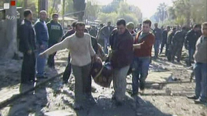  - Atentado con coches bomba contra dos edificios de los servicios de seguridad en Damasco