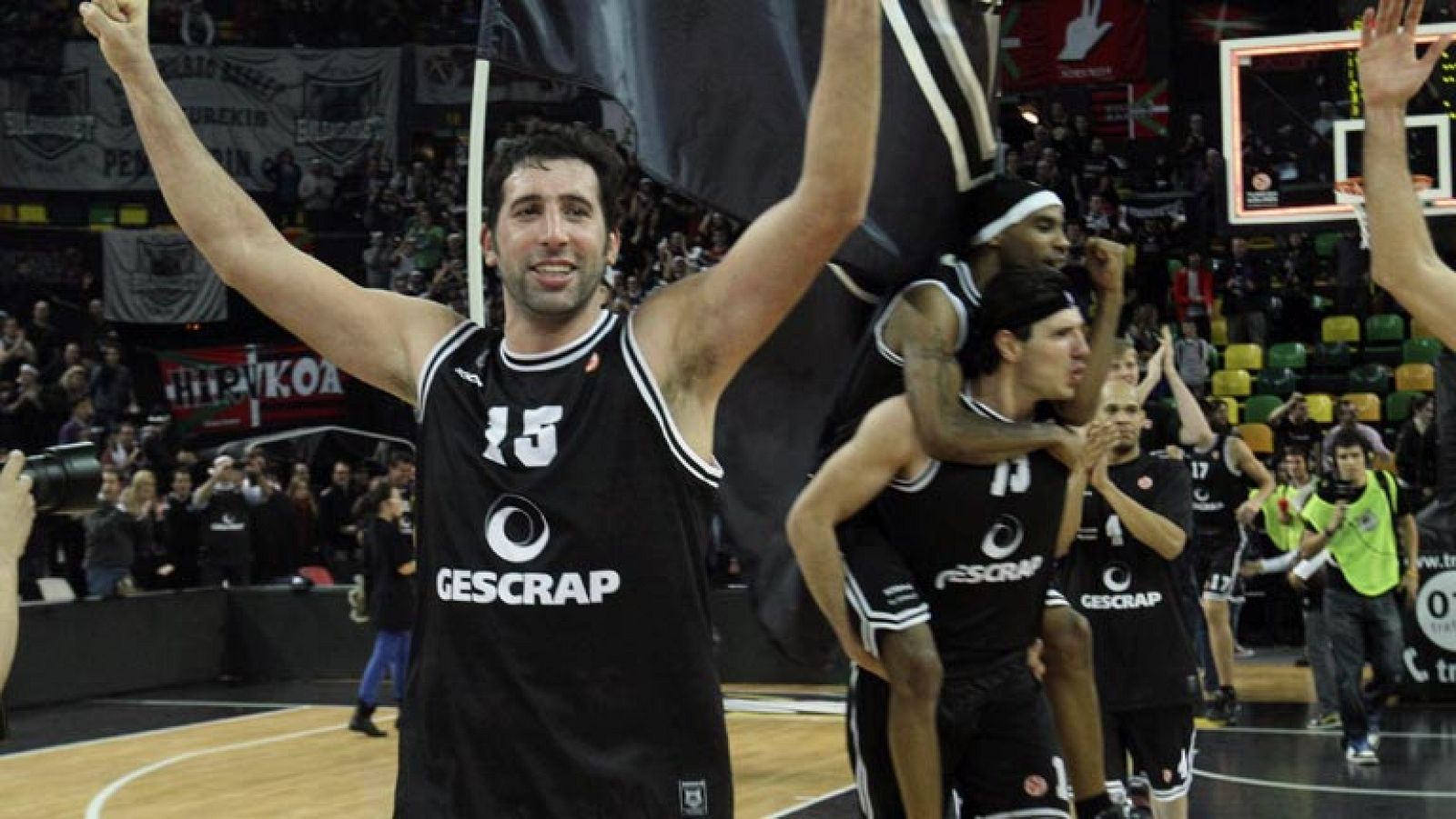 El conjunto bilbaíno se jugaba continuar en la Euroliga e hizo historia al vencer al Caja Laboral, privando a sus vecinos de Vitoria de dicha posibilidad.
