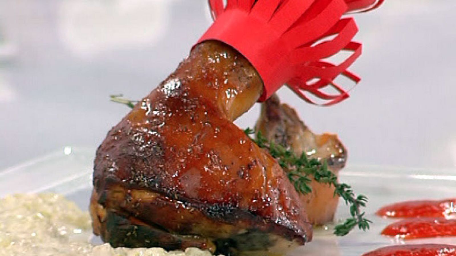 Cochinillo asado con confitura de pimientos (23/12/11) - RTVE Cocina | Ver