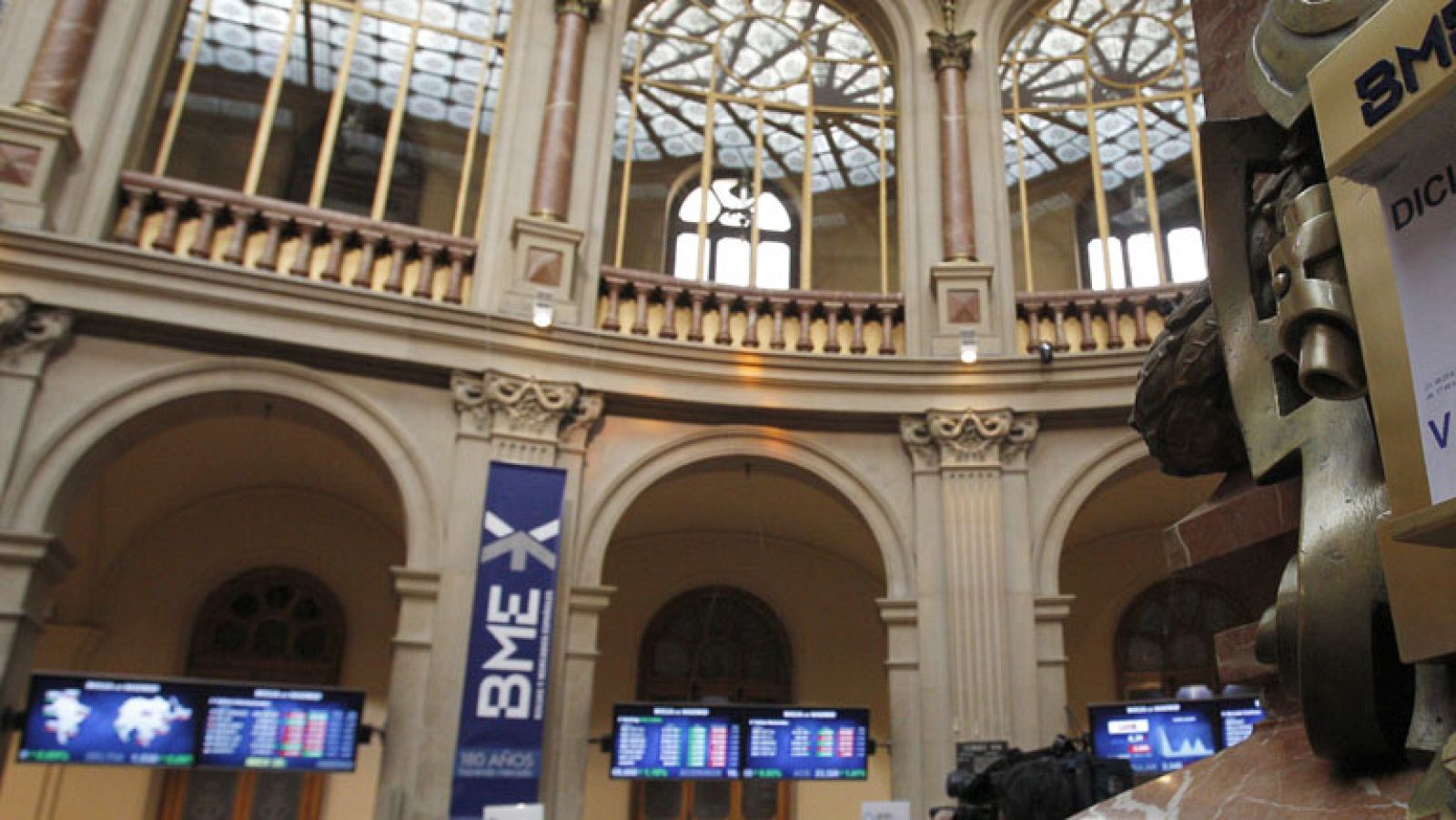 Las Bolsas cierran una semana de ganancias, impulsadas por la inyección de dinero a los bancos