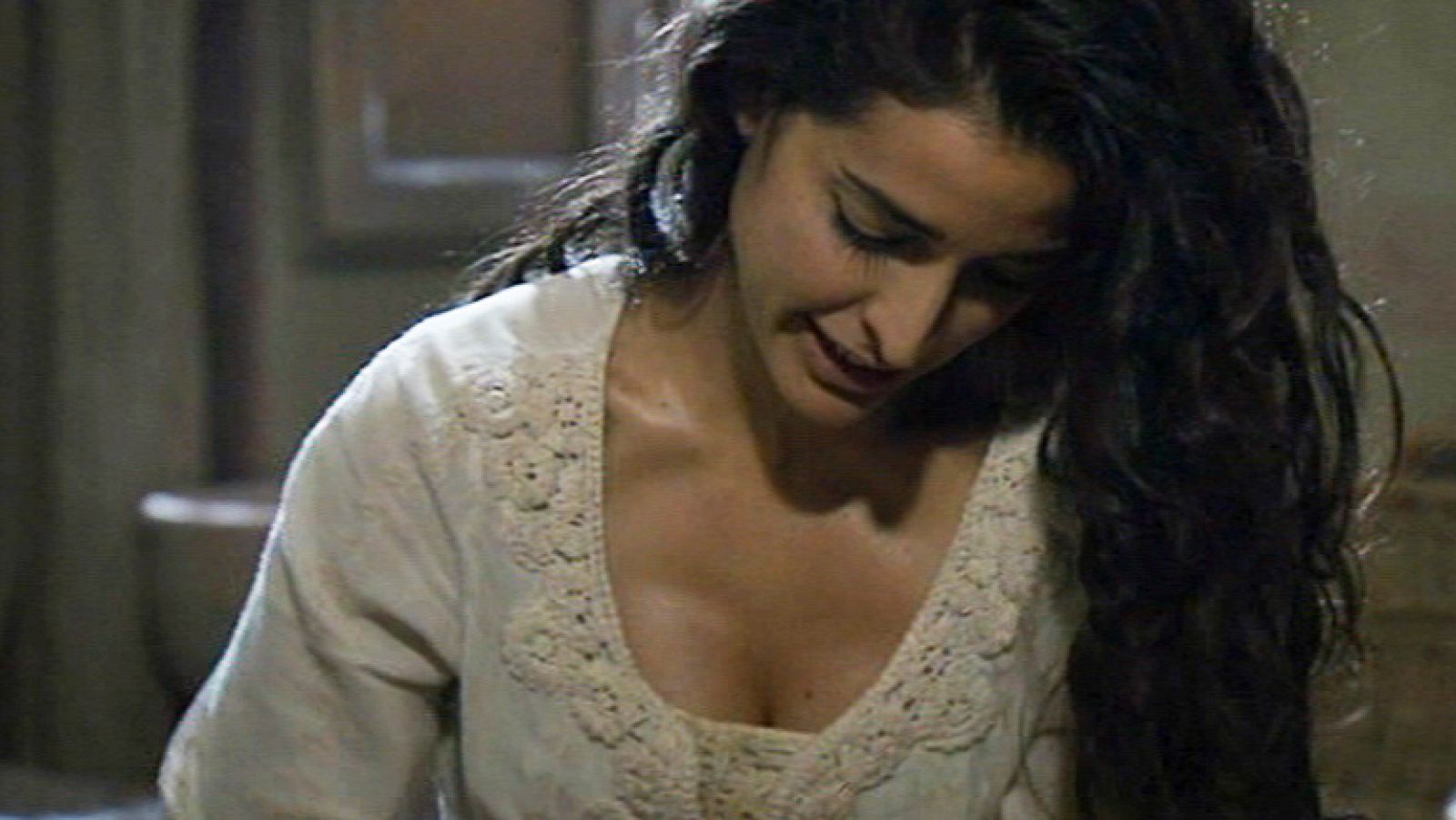 Águila Roja - Gonzalo mira el pecho de Margarita | Ver