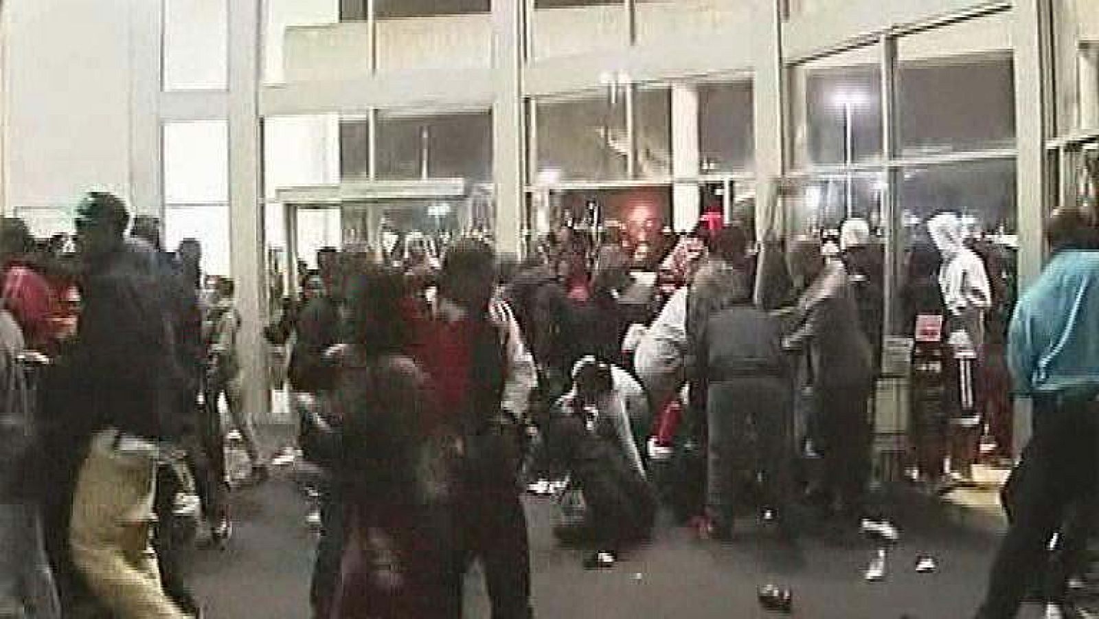 Patadas y empujones al inicio de las rebajas en EE.UU. - Informativo 24h | Ver