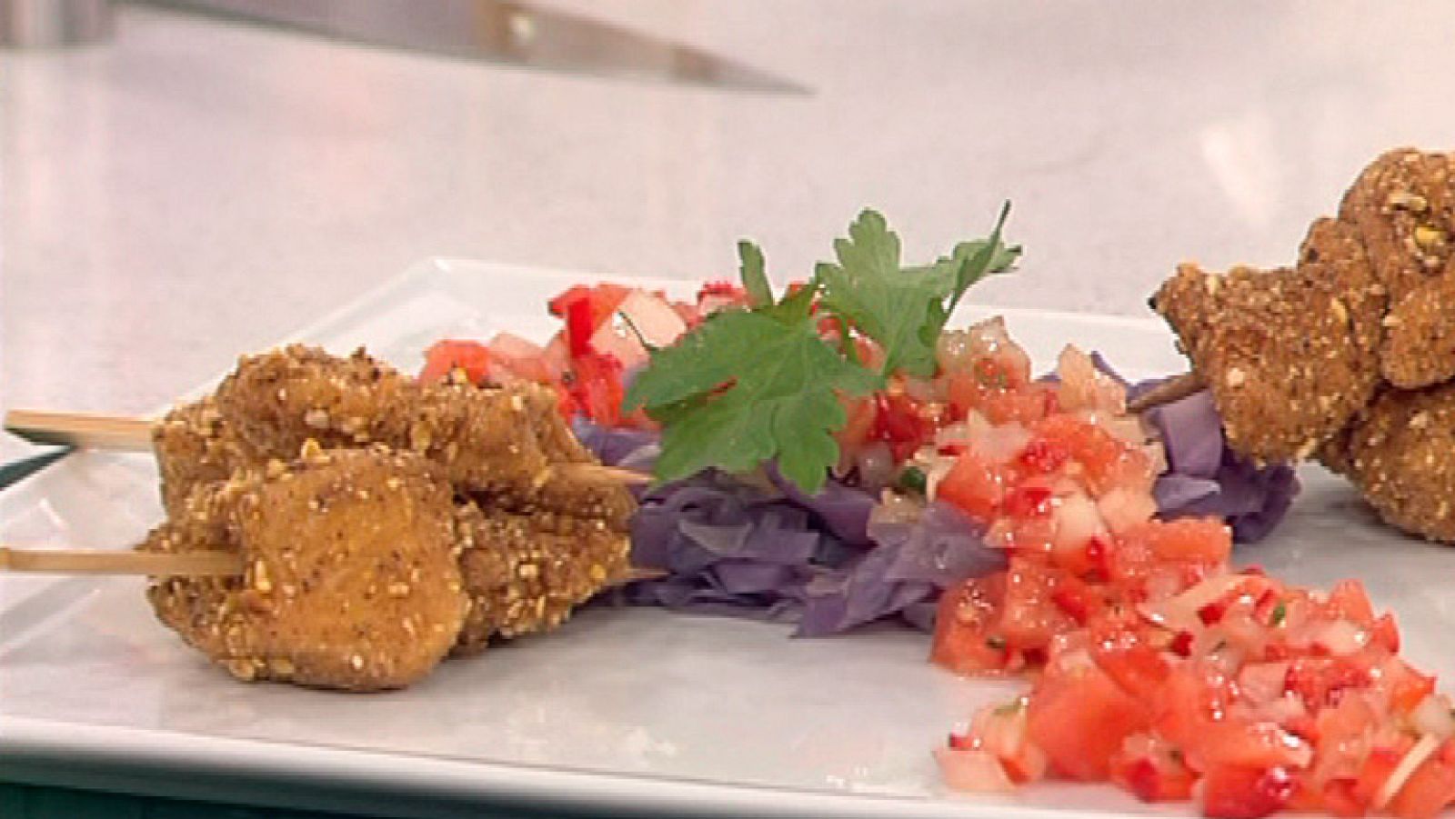 Lombarda a la vinagreta con dados de pollo empanados al maíz (27/12/2011)