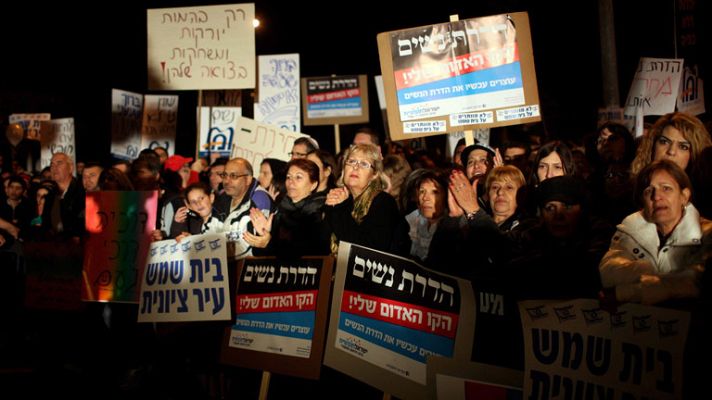 Telediario 1 - Miles de israelíes se manifiestan por la defensa de los derechos de las mujeres