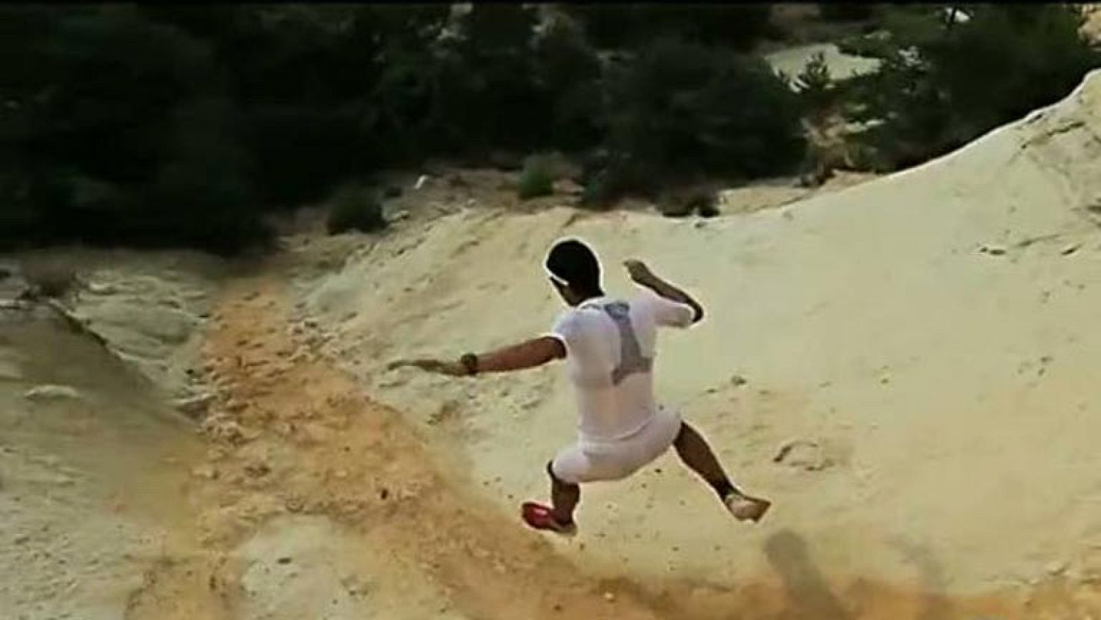 Kilian Jornet, el mejor del mundo en carreras de montañas.  A los 5 años ya había subido varios tres miles y ahora, con 24, verle bajar montañas es sencillamente espectacular.