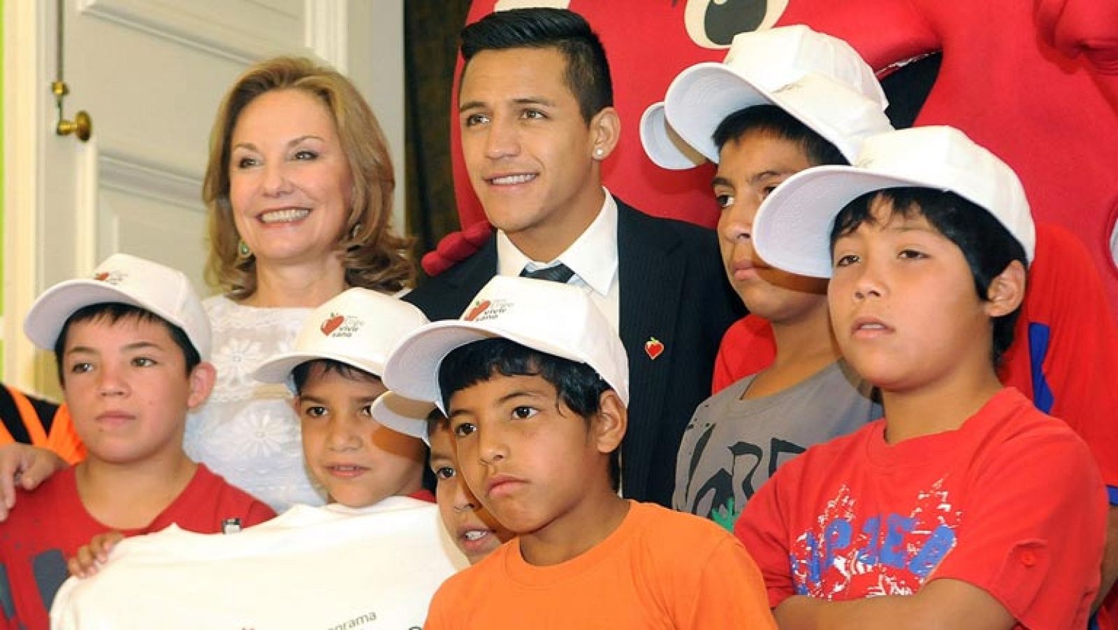 El delantero chileno ha sido designado embajador de la campaña "Elige vivir sano", dirigida a la niñez y que promueve la esposa del presidente chileno, Sebastián Piñera.