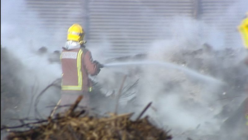 El humo de la quema de residuos en El Vendrell molesta a los vecinos de los alrededores | Ver