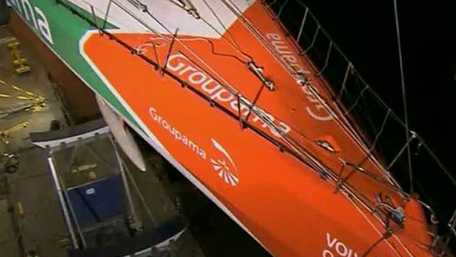 Dentro del plan antipiratería de la Volvo Ocean Race hemos visto una imagen inédita, la del traslado de los barcos participantes en la carrera a través de un carguero armado.