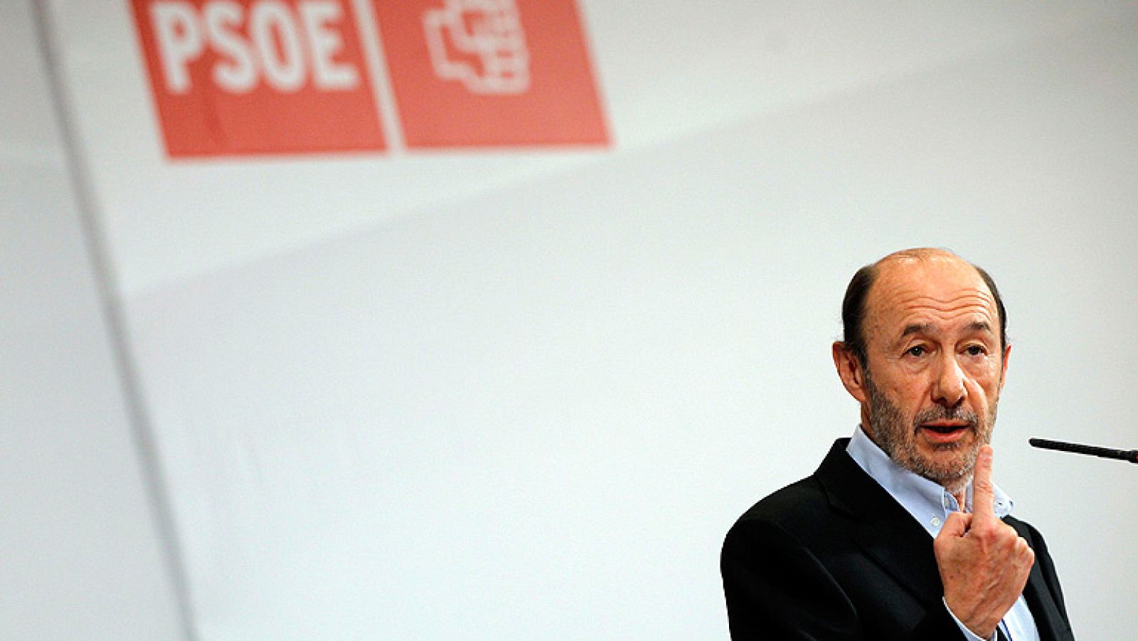 Rubalcaba presenta su candidatura a la Secretaria General del PSOE