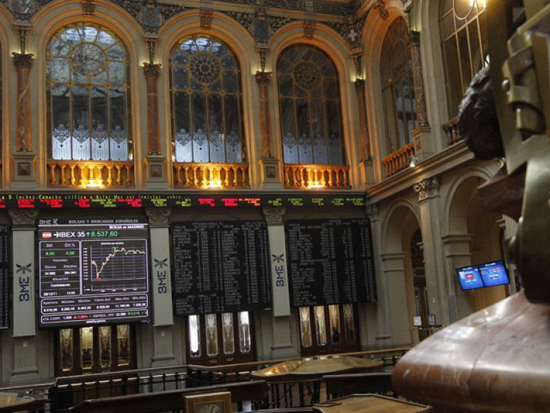 2011 deja un Ibex 35 con pérdidas y sumiso ante la prima de riesgo