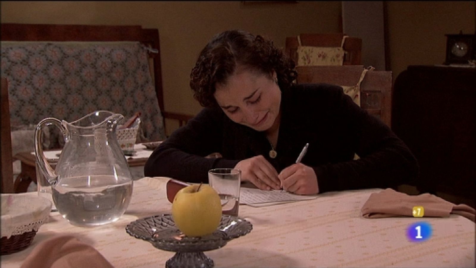 Amar en tiempos revueltos - T7 - Capítulo 81 - Asunción escribe una carta a Irene para comunicarle la muerte de hermana Chelo - Ver ahora