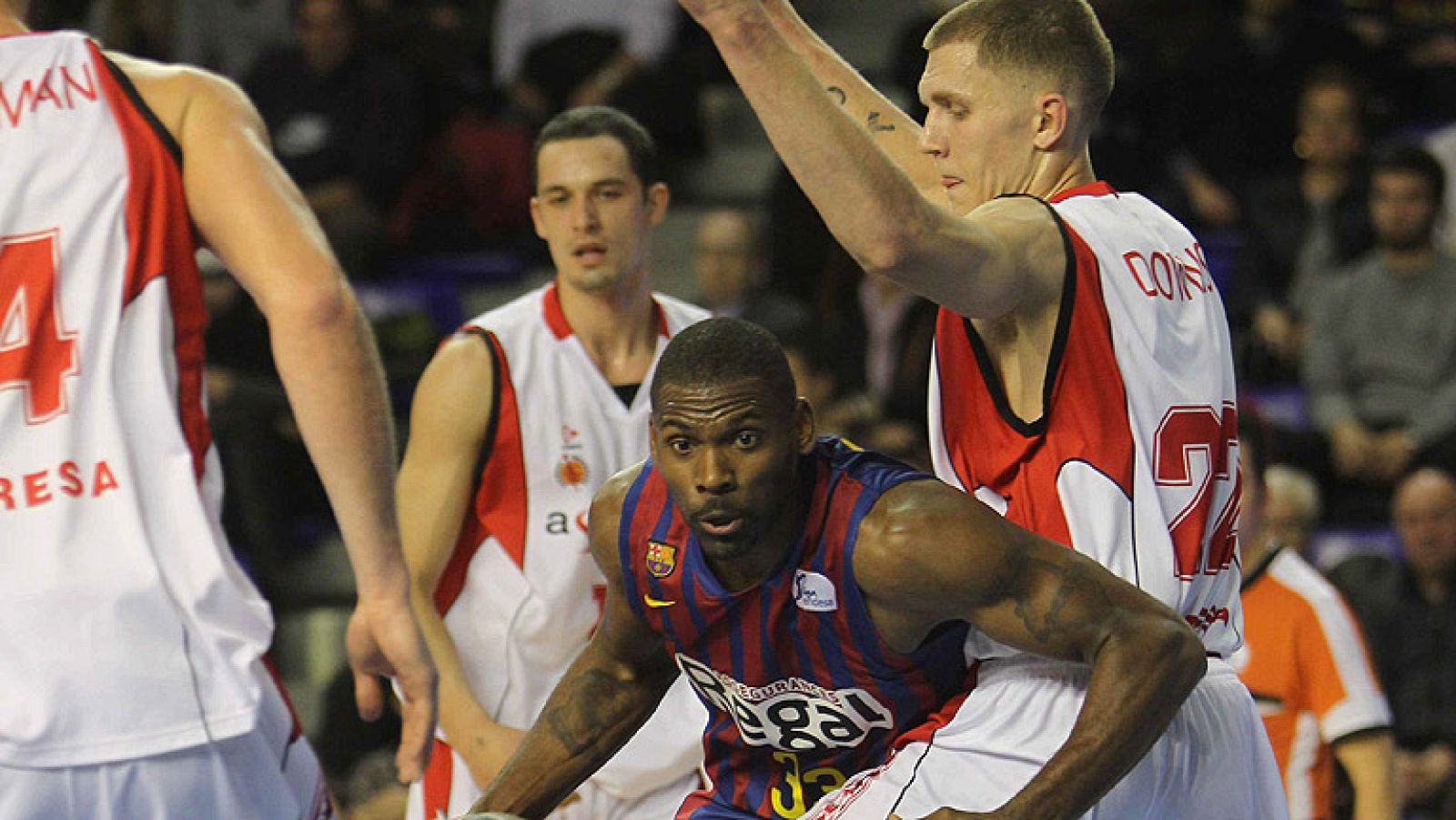 Los mates de Mica Downs frente al Barça Regal copan las dos primeras posiciones del podio más espectacular de la Liga Endesa en la jornada número 13, que completa el triple sobre la bocina de Fernando San Emeterio.