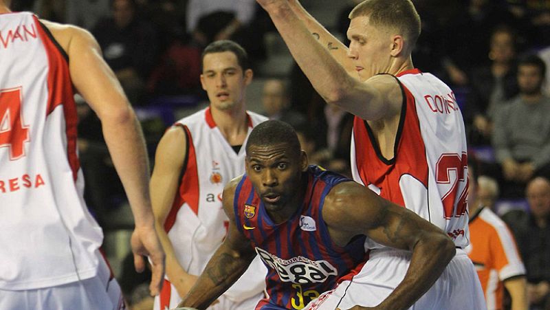 Los mates de Mica Downs frente al Barça Regal copan las dos primeras posiciones del podio más espectacular de la Liga Endesa en la jornada número 13, que completa el triple sobre la bocina de Fernando San Emeterio.