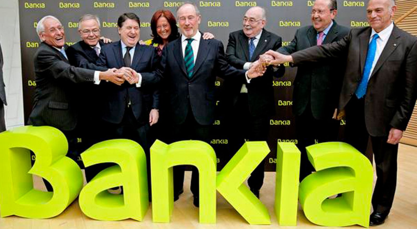 El presidente de Bankia, Rodrigo Rato, cobra al año más de dos millones de euros - Informativo 24h | Ver