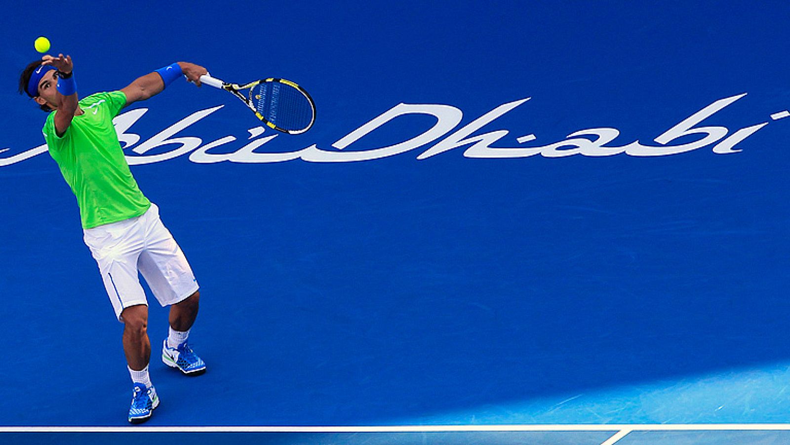 El tenista español Rafa Nadal pudo cerrar el año 2011 con una  victoria gracias a su buen partido ante el suizo Roger Federer (6-1 y  7-5) en el torneo de exhibición Mubadala de Abu Dhabi, que sirve de  estreno oficioso de la temporada.