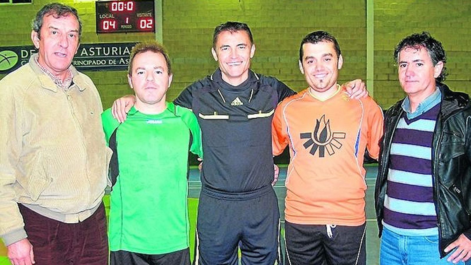 Guardias Civiles y Gitanos se han enfrentado en un campo de Fútbol Sala por una buena causa.