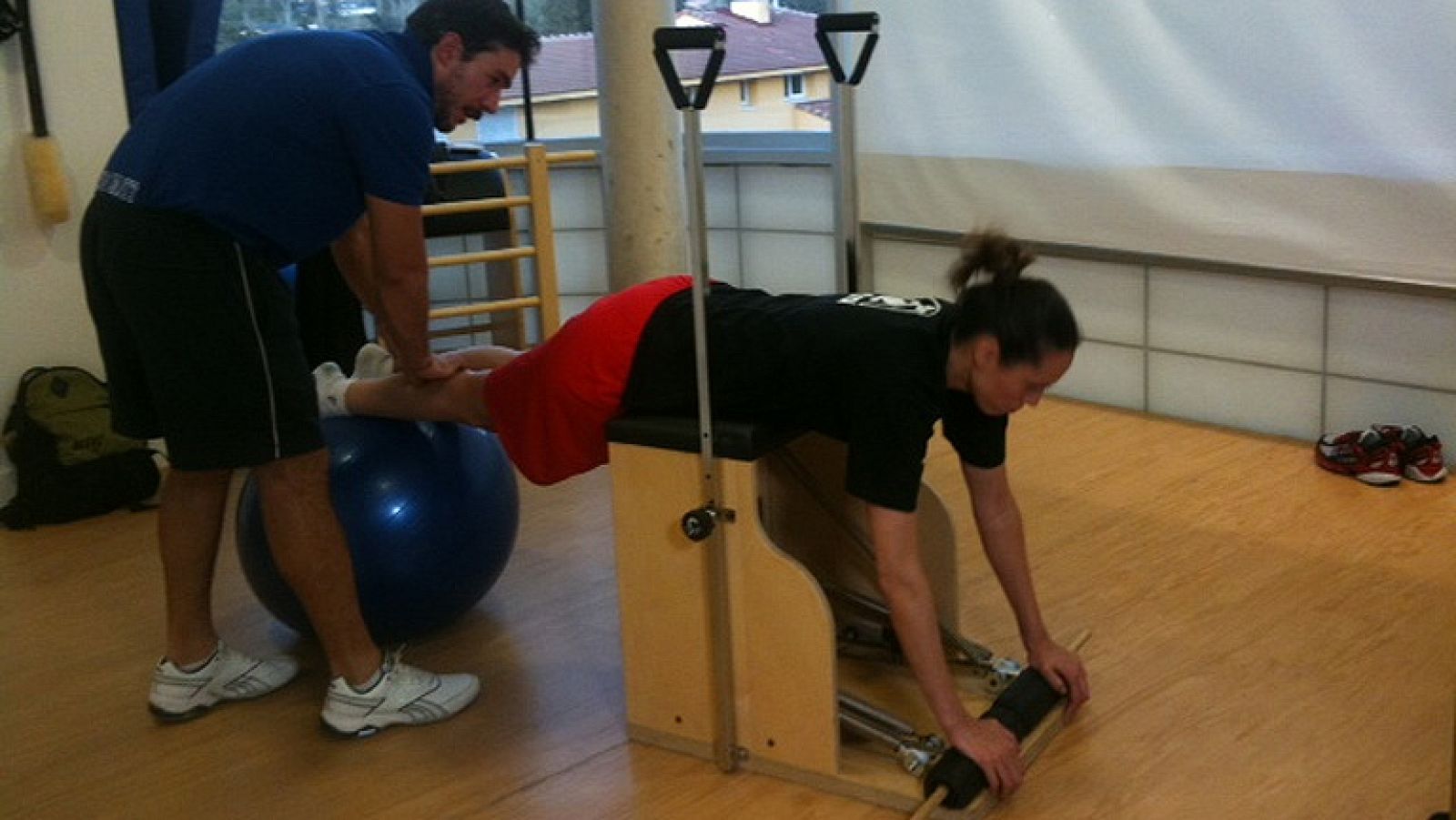 Después de fracturarse las muñecas, Amaya Valdemoro trata de volver a las canchas cuanto antes. Duros ejercicios físicos en el gimnasio de La Moraleja junto a su inseparable preparador fisico y fisiterapeuta David Baos y luego sus primeros tiros, y b