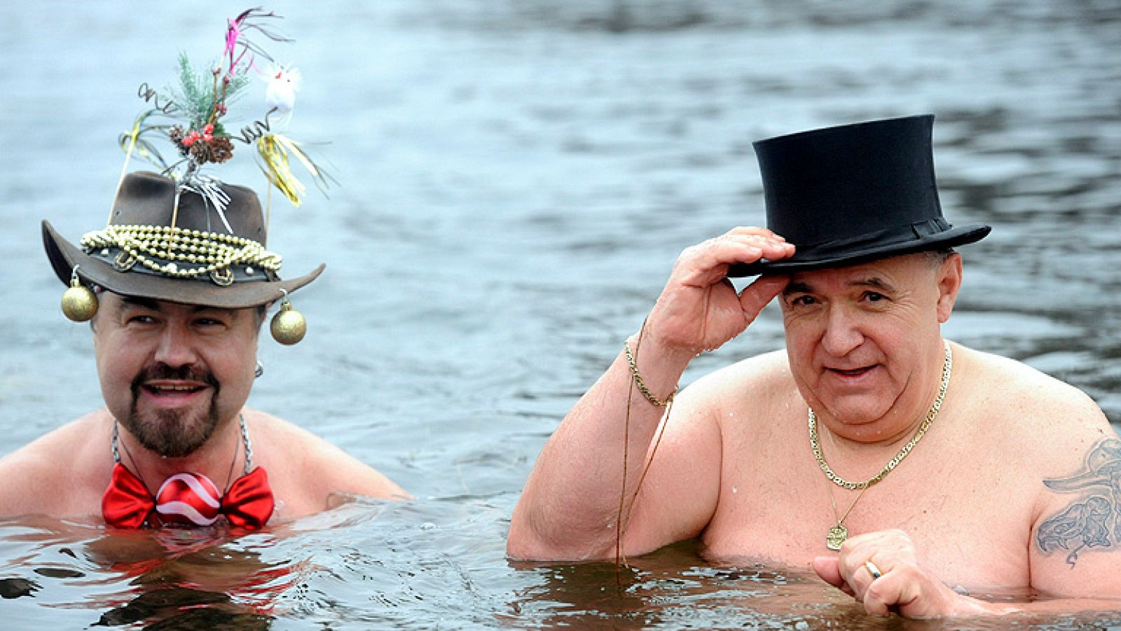 Hay muchas formas de dar la bienvenida al nuevo año. Por ejemplo con bañador y al grito de "todos al agua". Había que armarse de valor en la Playa de la Barceloneta. También a remojo han recibido 2012 en Roma. Saltando con bastante estilo desde un pu