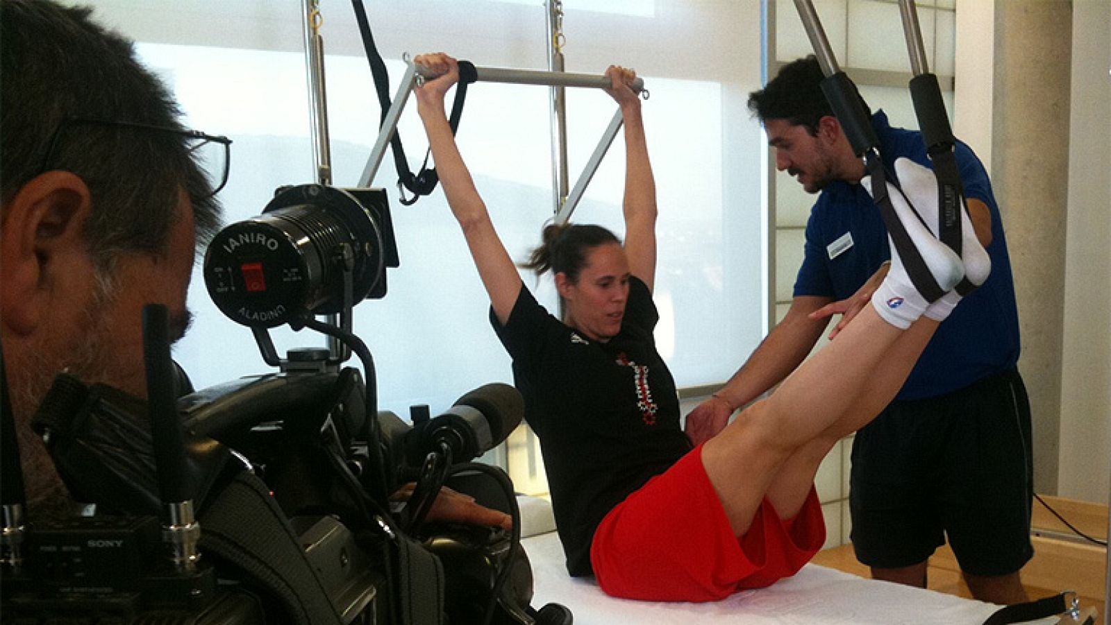 Amaya Valdemoro, lejos de tirar la toalla a sus 35 años, ha tenido fuerza para seguir hacia adelante con el objetivo de volver a jugar con el Rivas Ecopolis y la selección. Los médicos que la operaron en la ClinicaFremap ya le han dado el alta y Amay