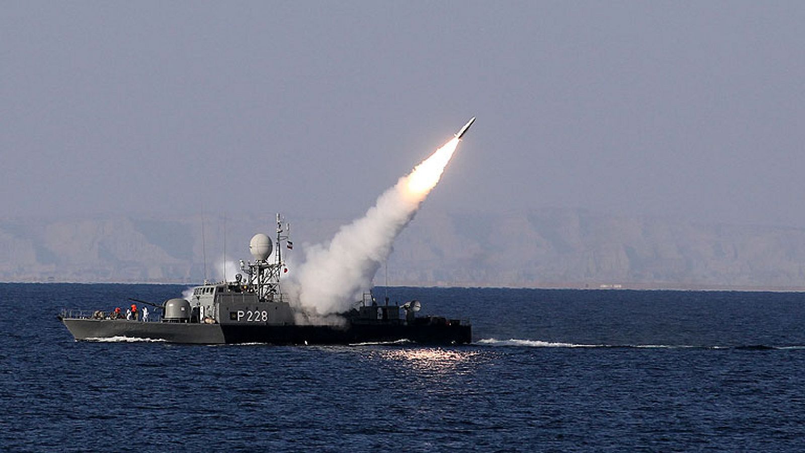 Irán continúa con sus desafíos a Occidente después de que Barack Obama anunciara nuevas sanciones a Teherán por su política nuclear. Anuncian que han conseguido producir su primera barrra de combustible nuclear poco después de probar un misil de medi