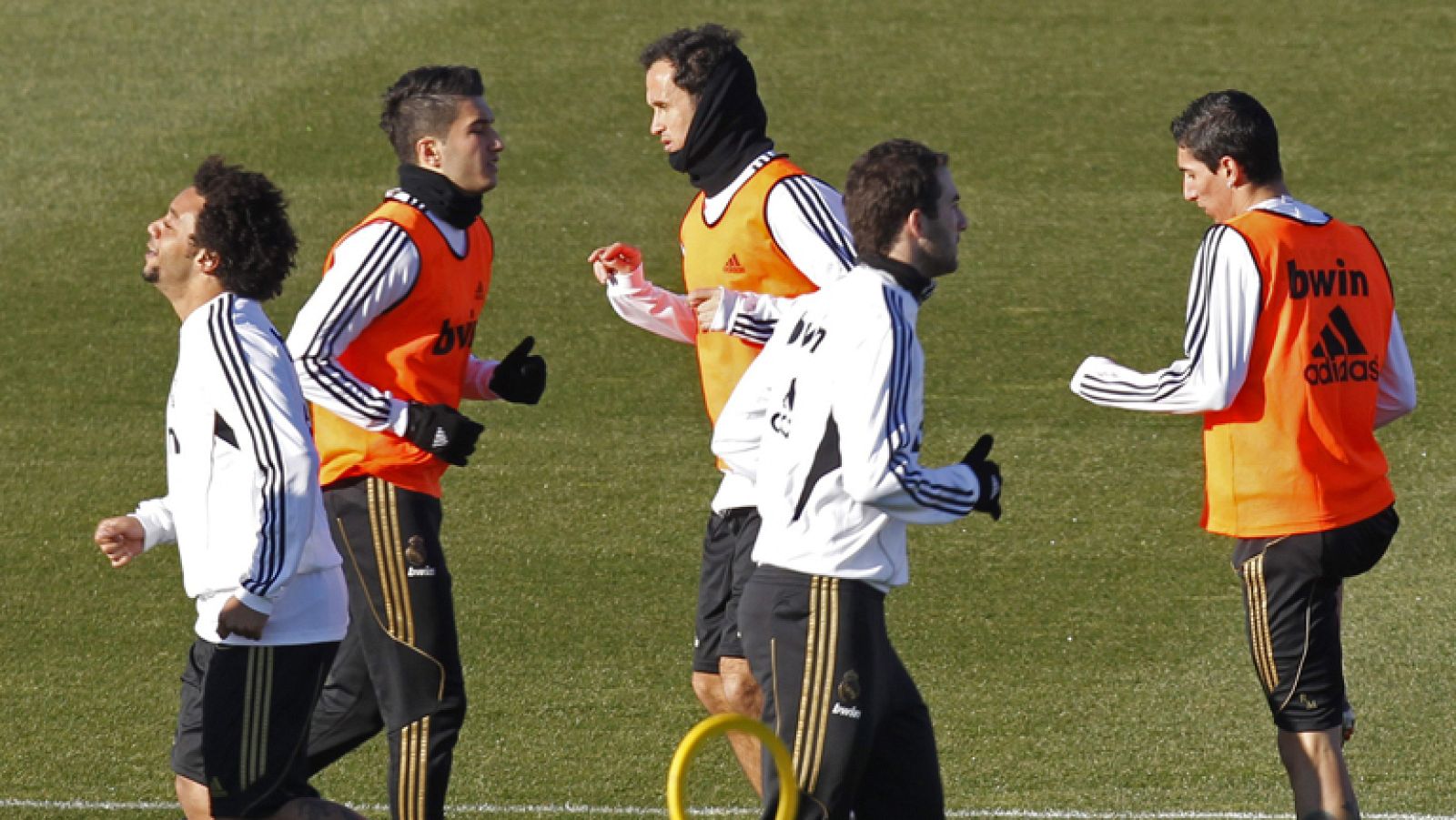 Los equipos sobrevivientes en octavos de final del torneo del 'ko' preparan los enfrentamientos de esta semana de distinta manera. El Real Madrid lo ha hecho a puerta cerrada mientras que el Málaga, rival de los blancos este martes, lo ha hecho con l