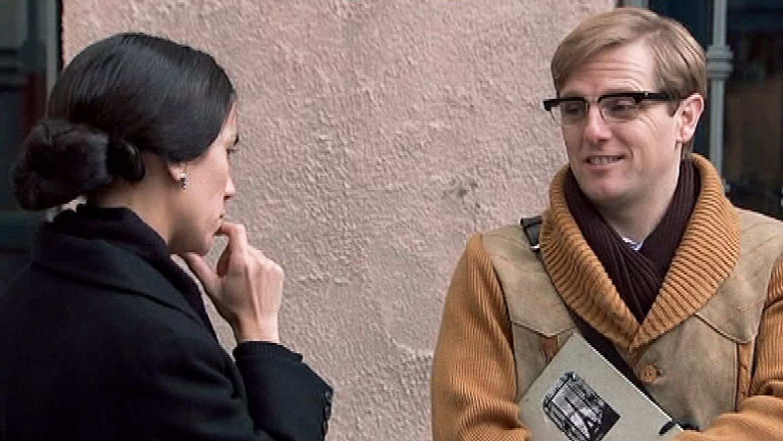 Amar - Julio busca a alguien como Manolita...