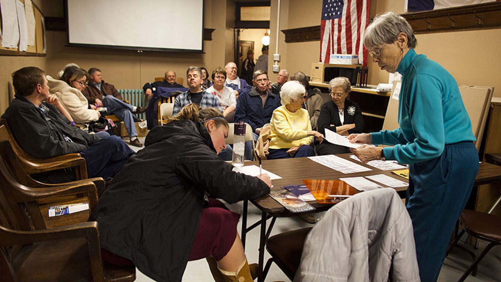 Seguiremos escuchando hoy reacciones al último dato del paro que sitúa en casi 4 millones y medio el número de parados. Tres de cada 10 ya ha agotado la prestación por desempleo. La oposición considera que el paro es consecuencia del parón económico